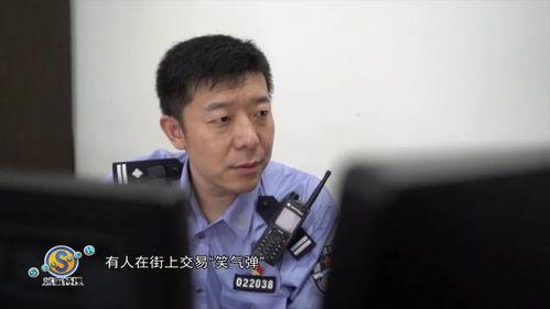 最美警察吃瓜视频,萌态十足引网友热议